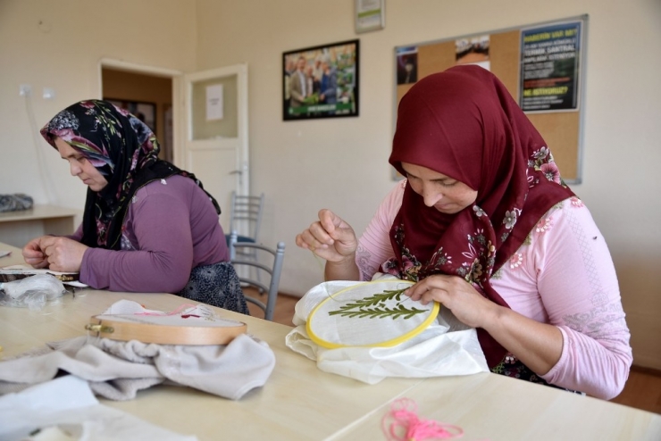 Gündüzler’de Kadınlar Mefruşat Kursunda Buluşuyor