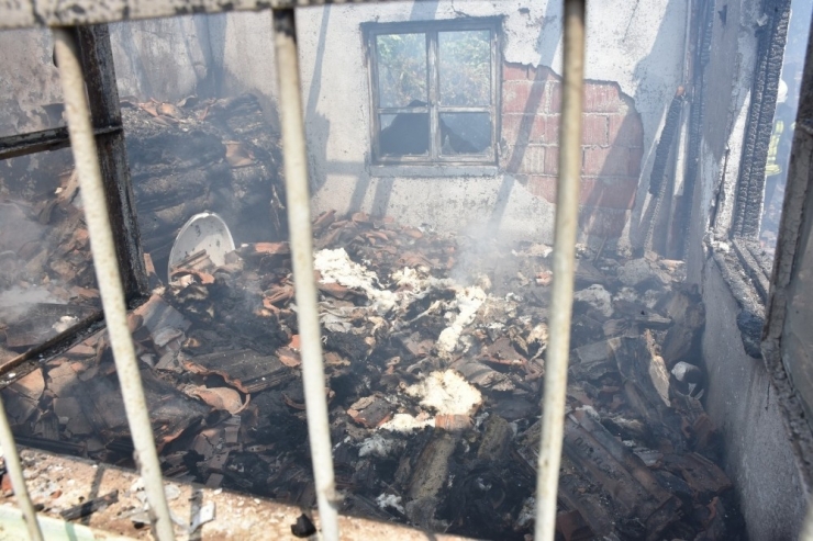 Yaşlı Kadının Evi Gözlerinin Önünde Küle Döndü