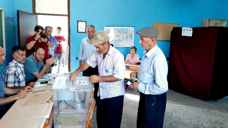 Suvarlı Beldesinde Oy Kullanma İşlemi Başladı