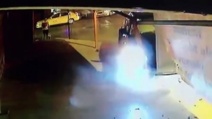 Ankara’da İki Otomobil Kafa Kafaya Çarpıştı