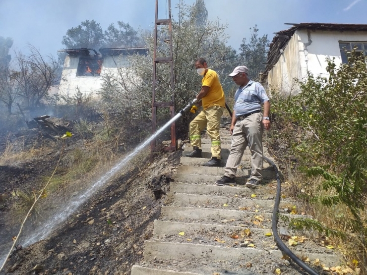 12 Gecekondu Cayır Cayır Yandı