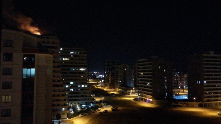 18 Katlı Lüks Binanın Çatısı Alev Alev Yandı