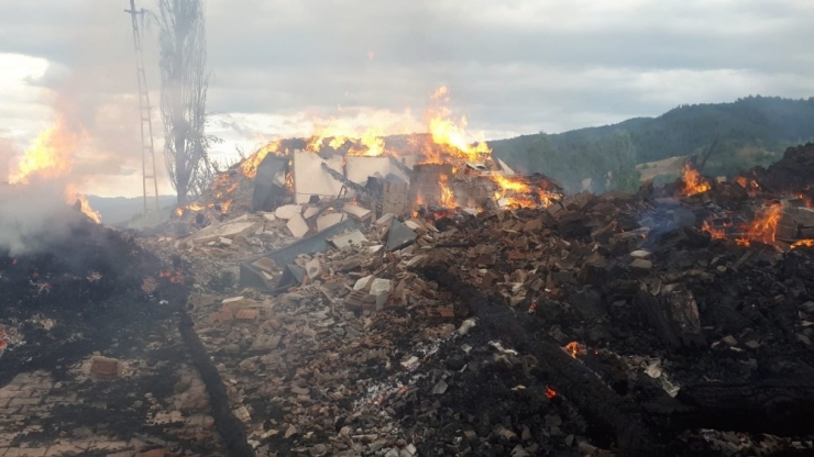 Çorum’da Köyde Yangın Çıktı, 7 Ev Kül Oldu