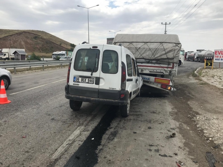 Ticari Araç Tıra Arkadan Çarptı: 1 Yaralı