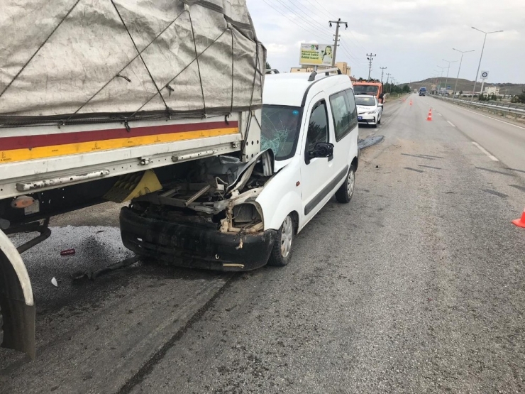 Ticari Araç Tıra Arkadan Çarptı: 1 Yaralı