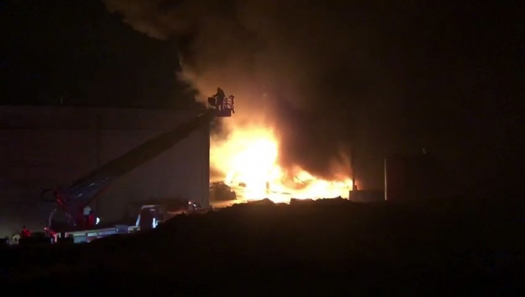 Denizli Organize Sanayi Bölgesinde Bir Fabrikada Büyük Bir Yangın Çıktı. Yangın Sonrası Olay Yerine Çok Sayıda İtfaiye Ekipleri Sevk Edildi.