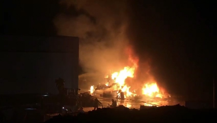Denizli Organize Sanayi Bölgesinde Bir Fabrikada Büyük Bir Yangın Çıktı. Yangın Sonrası Olay Yerine Çok Sayıda İtfaiye Ekipleri Sevk Edildi.