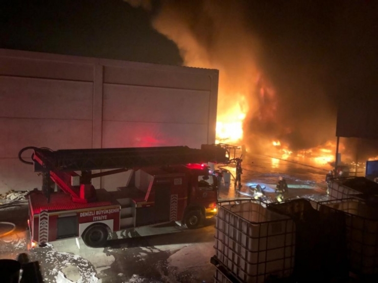 Denizli’de Kimyasal Fabrikasında Büyük Yangın