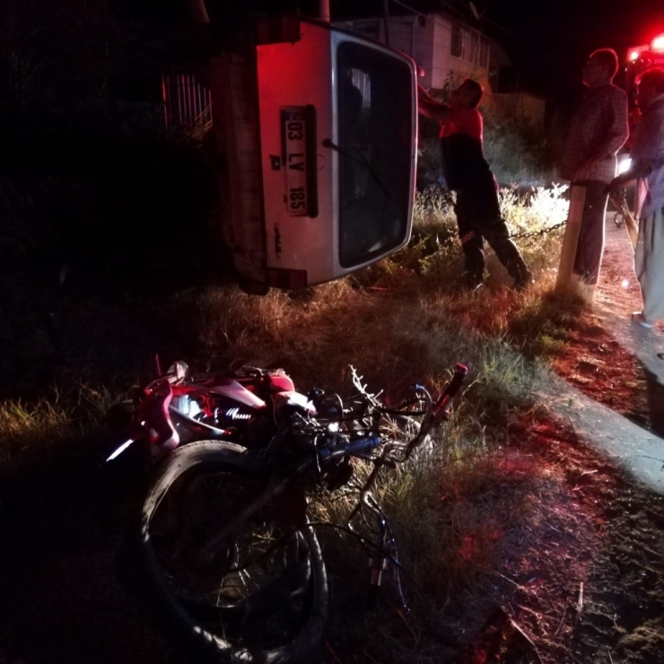 Park Halindeki Motosiklete Çarptı: 1 Ölü, 1 Yaralı