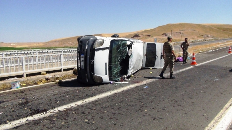 Zeytin Taşıyan Araç Takla Attı: 2’si Ağır 7 Yaralı