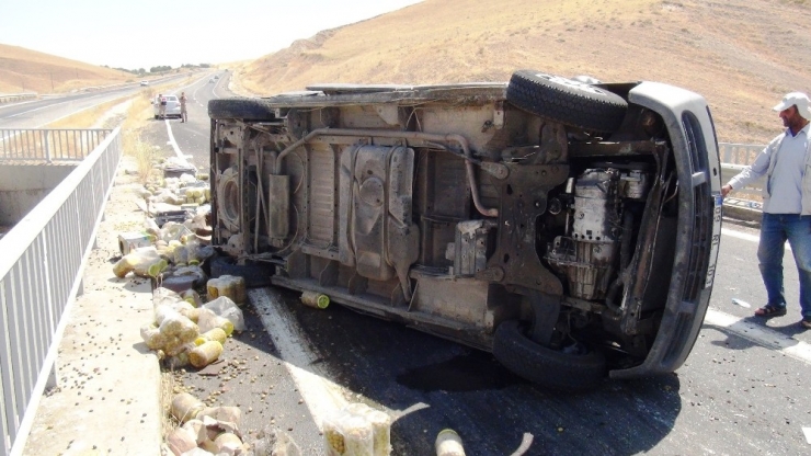 Zeytin Taşıyan Araç Takla Attı: 2’si Ağır 7 Yaralı