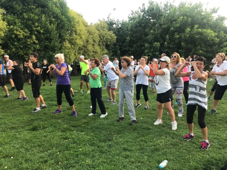 Kadıköylüler Şampiyon Boksör Gülsüm Tatar Eşliğinde Spor Yaptı