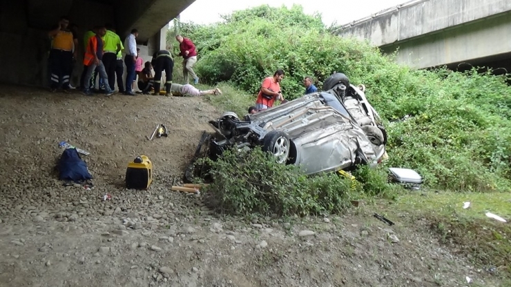 Otomobil Tem Otoyolunda Viyadükten Uçtu: 3 Yaralı