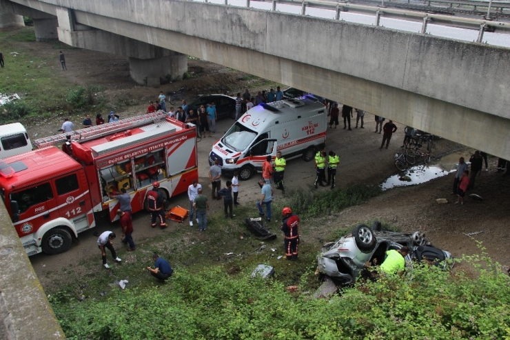 Otomobil Tem Otoyolunda Viyadükten Uçtu: 3 Yaralı