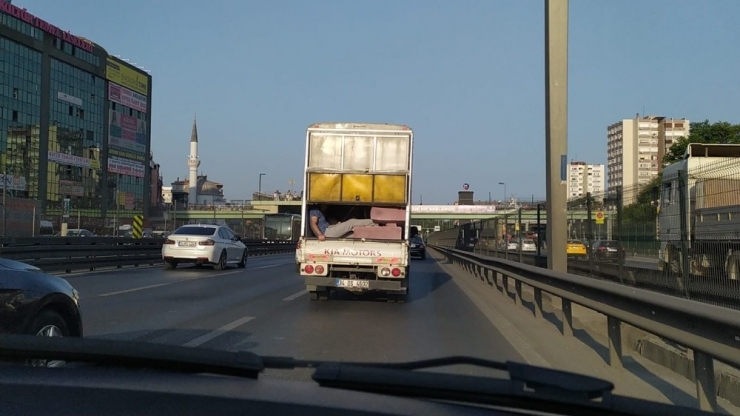 Kamyonet Kasasında Tehlikeli Yolculuk Kamerada