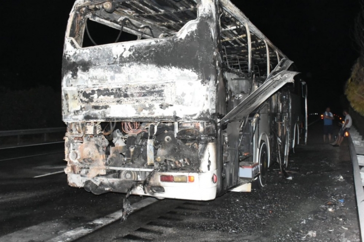 Çeşme’de Tur Otobüsü Alev Alev Yanarak Küle Döndü