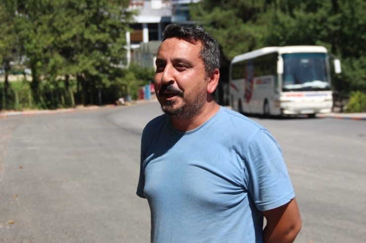 El Frenini Çekmediği Otomobil İki Otobüse Çarpmaktan Son Anda Kurtuldu