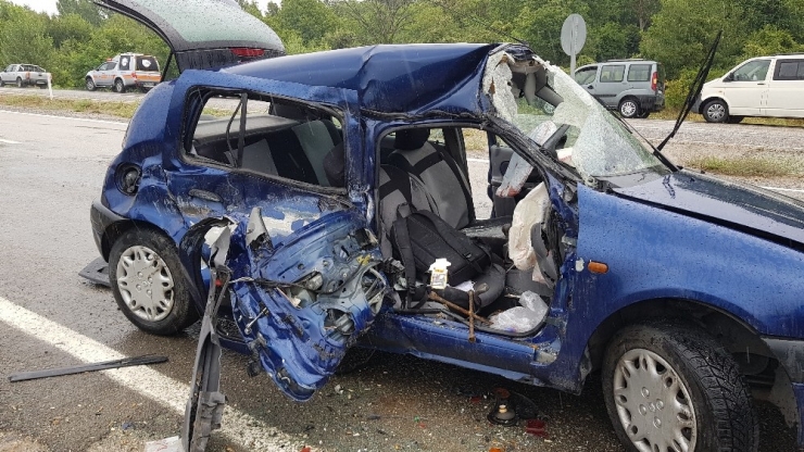 Trafik Kazasında Yardım İçin Duran Minibüse Çarptı: 1 Ölü, 6 Yaralı