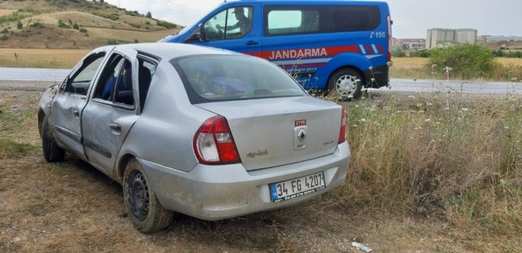 Islak Zeminde Virajı Alamayan Otomobil Tarlaya Uçtu: 5 Yaralı