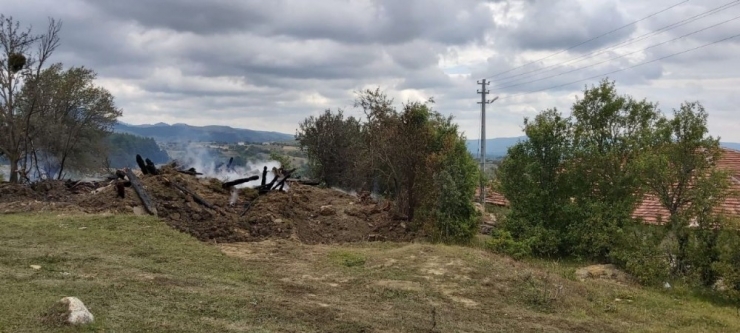 Devrekani’de Bir Ev, Bir Ahır Ve Samanlık Yangında Küle Döndü
