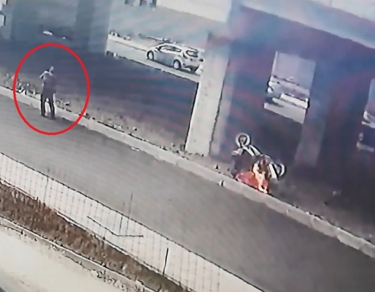 Arızalanan Motosikletini Yol Kenarında Böyle Yaktı