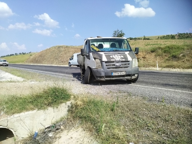 Manisa’da Süt Toplama Aracı İle Otomobil Çarpıştı: 4 Yaralı