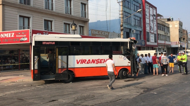 Otobüs Otobüse Çarptı: 12 Yaralı