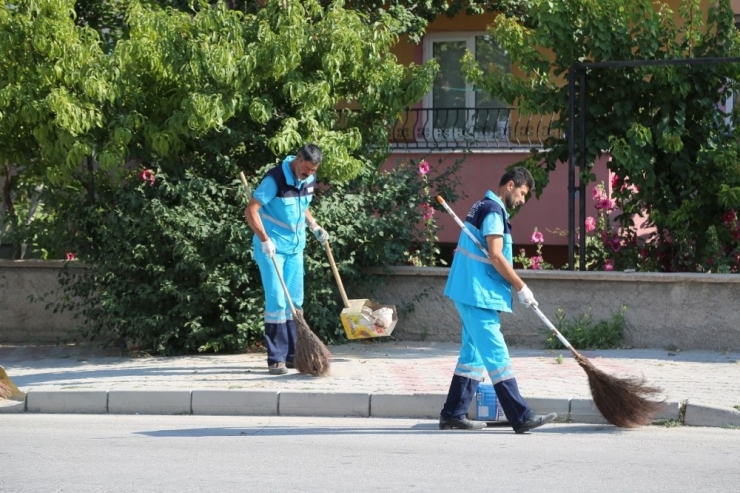 Niğde Belediyesi Temizlik Ekipleri Her Gün Bir Mahallede