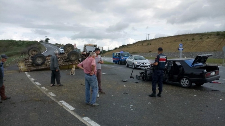 Otomobil İle Traktör Çarpıştı: 4 Yaralı