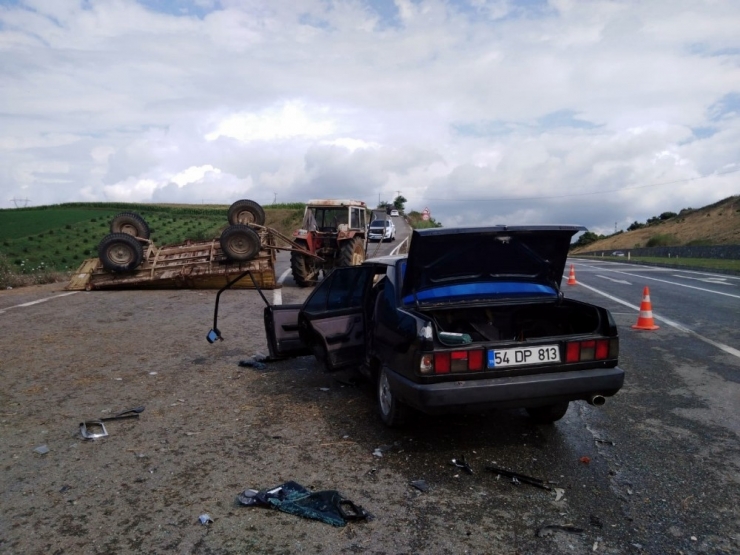 Otomobil İle Traktör Çarpıştı: 4 Yaralı