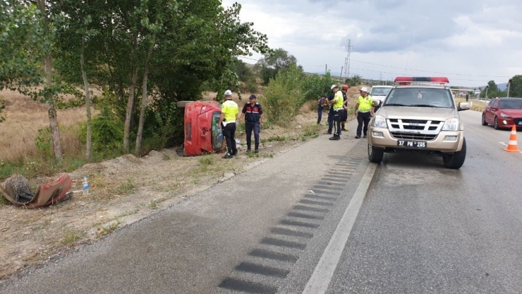 Islak Zeminde Kontrolden Çıkan Otomobil Takla Attı: 4 Yaralı