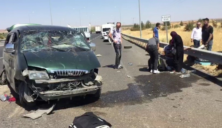 Mültecileri Taşıyan Minibüs Devrildi: 10 Yaralı