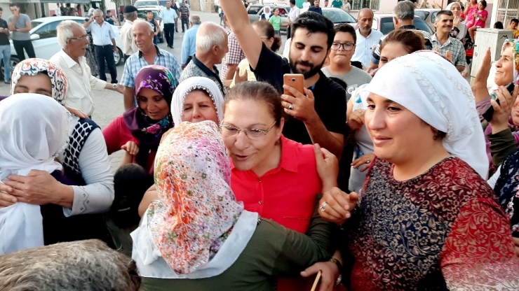 ‘Hükümet Kadın’ Seçimi Kazandı