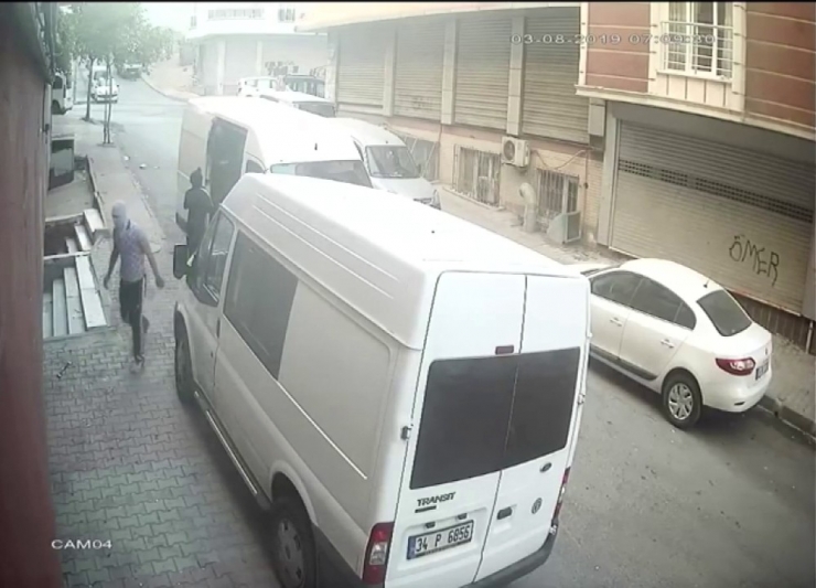 Sultangazi’de Hırsızlar Elbiseleri Kucaklayarak Böyle Çaldı