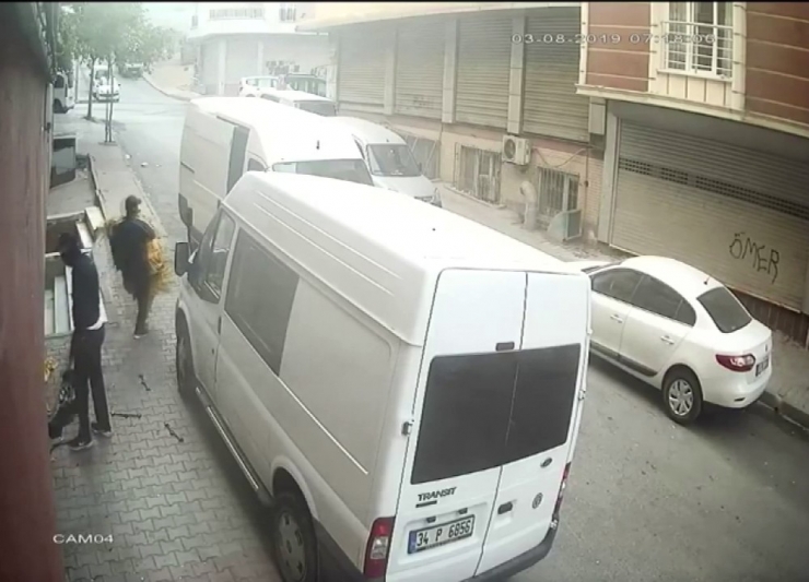 Sultangazi’de Hırsızlar Elbiseleri Kucaklayarak Böyle Çaldı