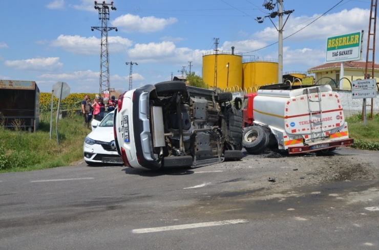 Tekirdağ’da 3 Araç Birbirine Girdi: 2 Yaralı