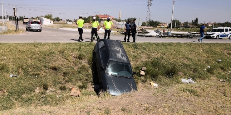 Boş Sulama Kanalına Düşen Otomobil Korkuttu