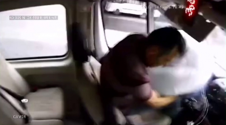 Trafik Levhasına Çarpan Minibüs Şoförünü Hava Yastığı Kurtardı