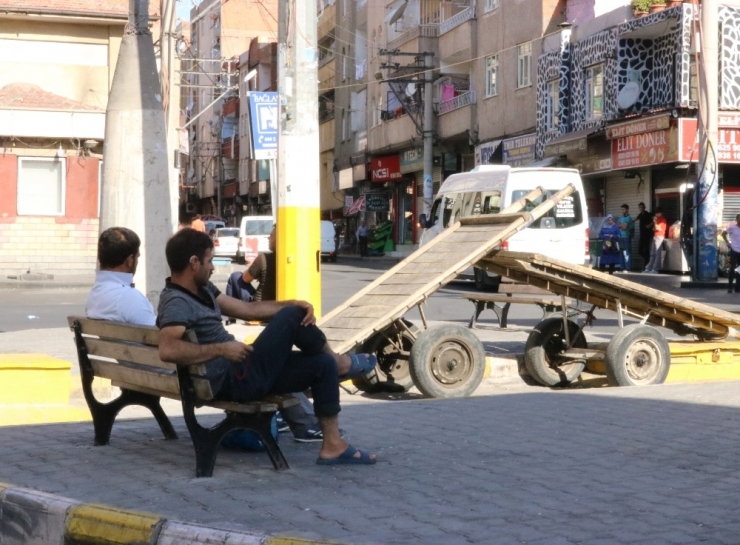 Sabahın Erken Saatinde Kalkıp Amele Pazarında İş Bekliyorlar
