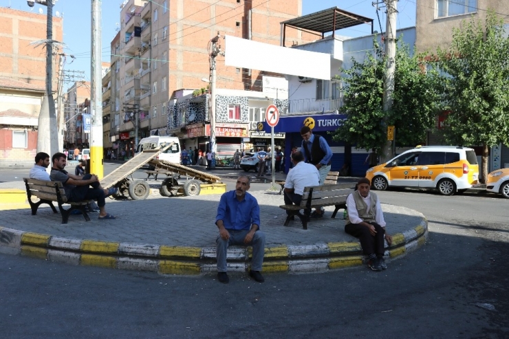 Sabahın Erken Saatinde Kalkıp Amele Pazarında İş Bekliyorlar