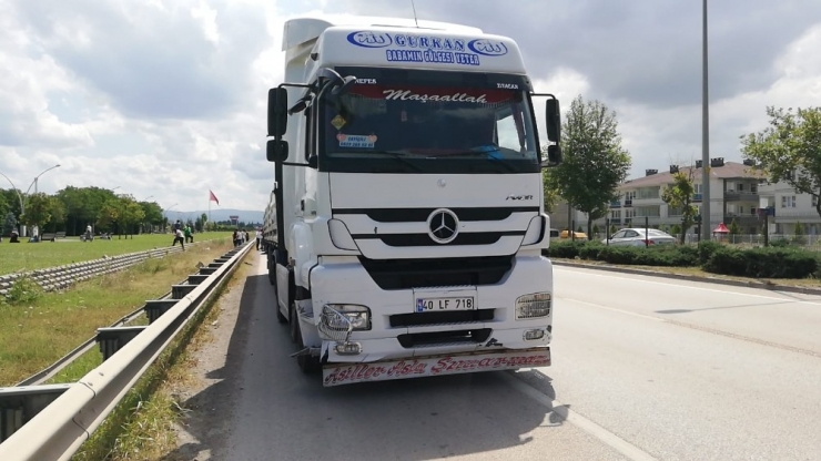 Önce Bariyerlere Çarpan Otomobil Ters Dönüp Tır İle Kafa Kafaya Çarpıştı