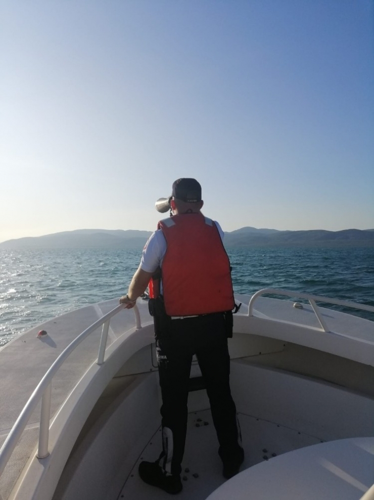 İznik Gölü’nde Mahsur Kalan 3 Kişiyi Jandarma Kurtardı