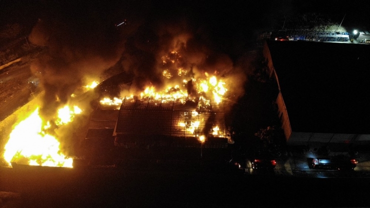 Denizli’deki Fabrika Yangına Kontrol Altına Alınmaya Çalışılıyor