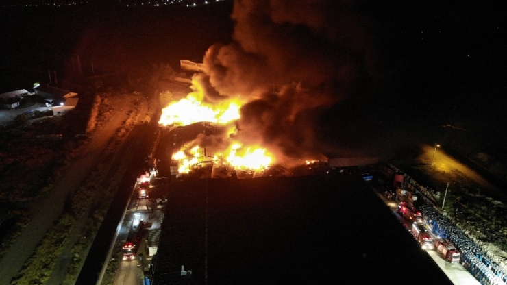 Denizli’deki Fabrika Yangına Kontrol Altına Alınmaya Çalışılıyor