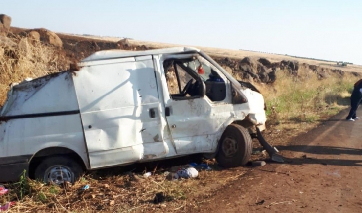 Devrilen Minibüsteki 5 Kişi Yaralandı