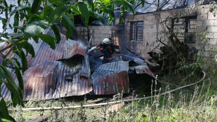 Mezarlığın İçindeki Baraka Yanarak Kül Oldu