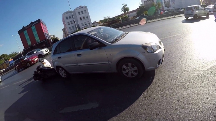 E-5 Karayolu Avcılar Mevkisinde Aniden Dönüş Yapan Otomobil Sürücüsü Kazaya Neden Oldu