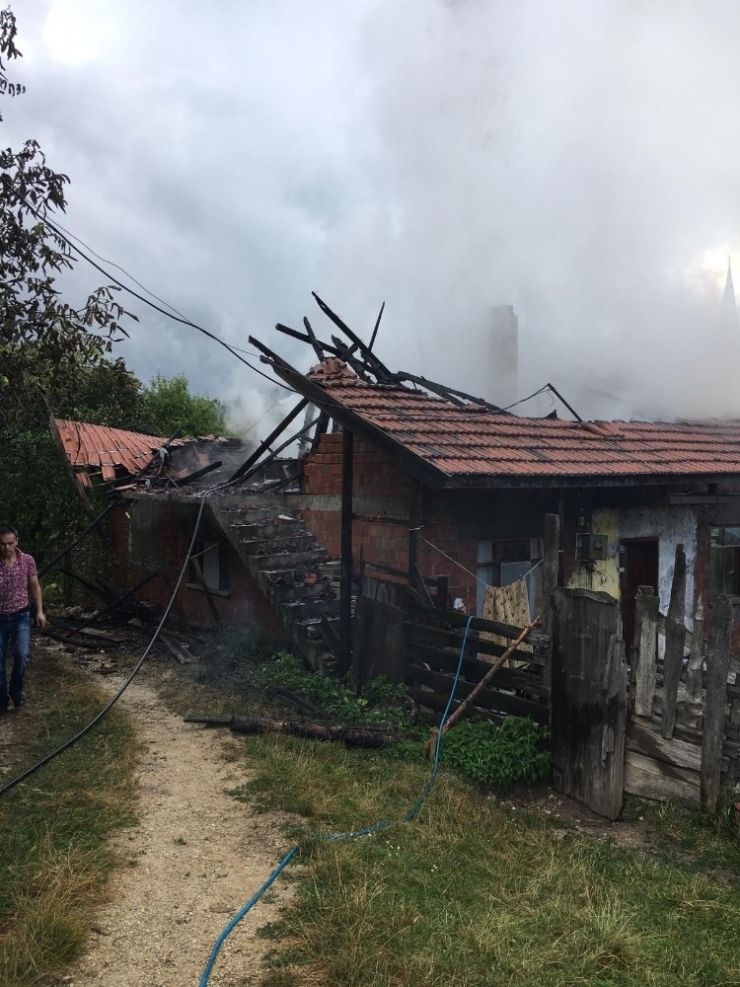 Bacadan Çıkan Yangında Evin Çatısı Alevlere Teslim Oldu