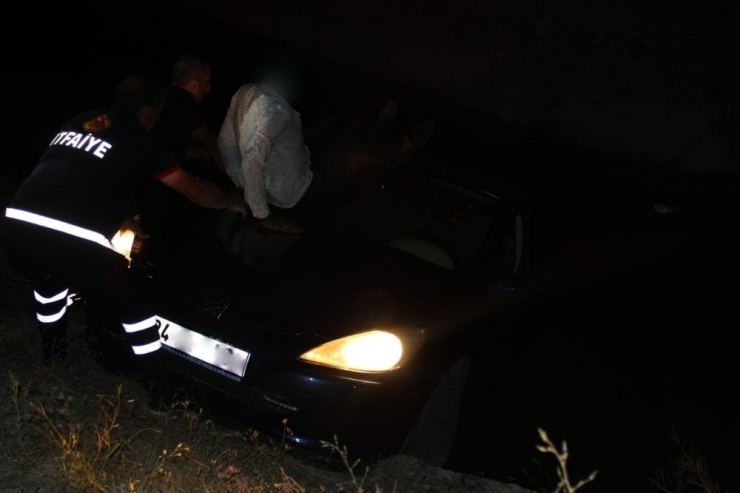 Sulama Kanalına Düşen Otomobildeki Sürücüyü İtfaiye Kurtardı