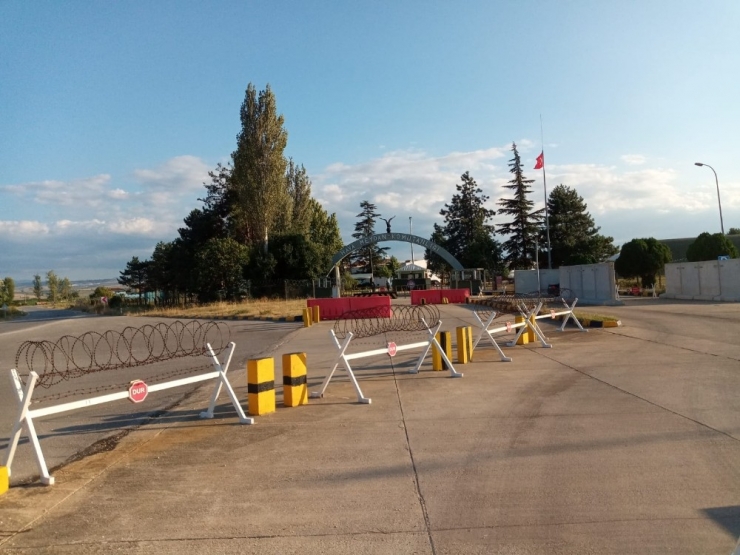 Askeri Havalimanın Yanında Tutuşan Otlar Cephaneliğe Ulaşmadan Söndürüldü